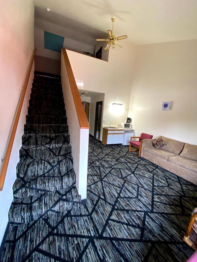Woodland Inn & Suites Medford Esterno foto