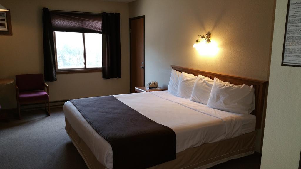 Woodland Inn & Suites Medford Esterno foto